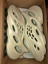 Cargar imagen en el visor de la galería, Yeezy Foam RNNR Sand