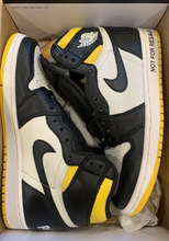 Cargar imagen en el visor de la galería, Jordan 1 Retro High "Not for Resale" Varsity Maize