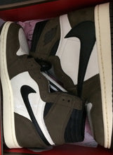 Cargar imagen en el visor de la galería, Jordan 1 Retro High Travis Scott