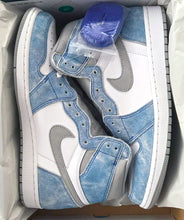 Cargar imagen en el visor de la galería, Jordan 1 Retro High Hyper Royal Smoke Grey