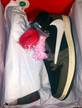 Cargar imagen en el visor de la galería, Jordan 1 Retro Low OG SP Travis Scott