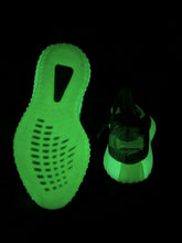 Cargar imagen en el visor de la galería, Yeezy Boost 350 V2 Glow